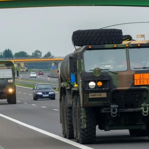 Wzmożony ruch wojskowych kolumn – apel do kierowców!