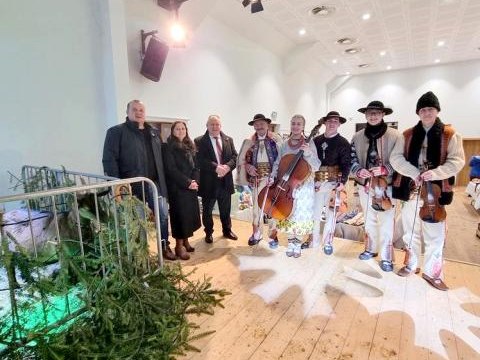 Świąteczny jarmark z żywymi kozami