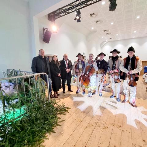 Świąteczny jarmark z żywymi kozami